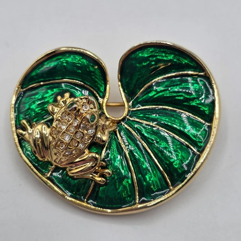 Vintage Enamel Frog Lily Pad Brooch Gold Tone Rhinestone Accents Green‎ Novelty